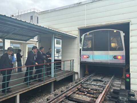 日本貴賓參觀北投機廠(圖片來源：臺北大眾捷運股份有限公司)