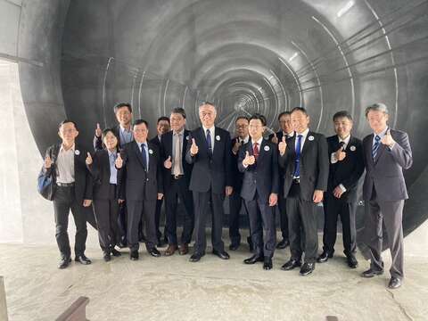 日本貴賓參觀北投機廠大合照(圖片來源：臺北大眾捷運股份有限公司)
