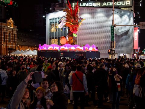 每晚6時起每半小時登場的「城現光龍」主燈秀是不容錯過的燈節亮點。(圖片來源：臺北市政府觀光傳播局)