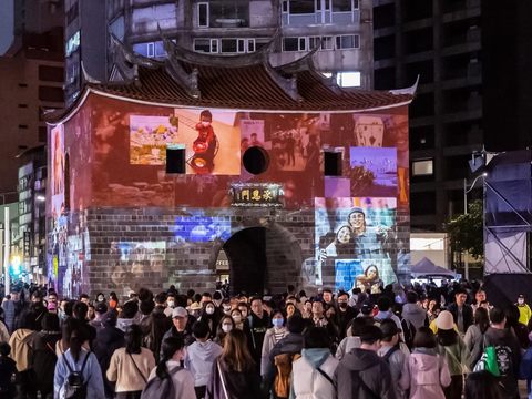 漫步到北門廣場可欣賞包含7種主題的「北門映像」光雕秀。(圖片來源：臺北市政府觀光傳播局)