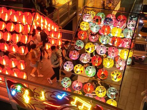 「龍騰四海」五線譜及音符以金屬雷雕打造，天橋上燈籠則由國小師生共同手繪。(圖片來源：臺北市政府觀光傳播局)
