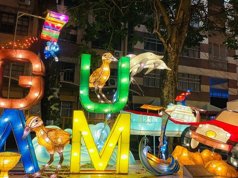 關島為本市姊妹市，連續數年參展「友好燈區」，展現關島觀光特色(圖片來源：臺北市政府觀光傳播局)