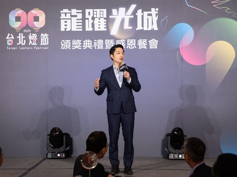觀傳局3月3日舉辦2024台北燈節頒獎典禮，臺北市長蔣萬安親自出席頒發所有參展單位感謝狀(圖片來源：臺北市政府觀光傳播局)