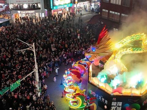 由策展人劉治良邀集藝術家杜清祥、音樂家K6劉家凱共同打造的主燈「城現光龍」(圖片來源：臺北市政府觀光傳播局)