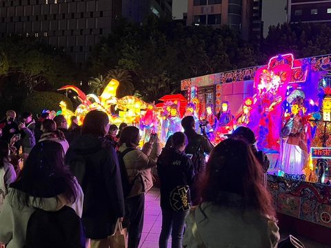 競賽燈區大型花燈作品「眾神保庇（龍）平安」以傳統藝閣花車及仙女人物為創作(圖片來源：臺北市政府觀光傳播局)