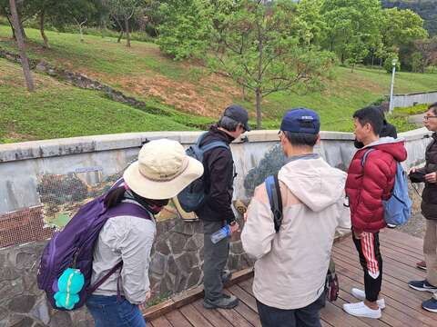 在三層崎公園的歷史長廊複習先前學到的歷史(圖片來源：臺北市政府工務局公園路燈工程管理處)