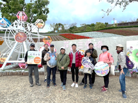在三層崎花海留下紀念照片(圖片來源：臺北市政府工務局公園路燈工程管理處)