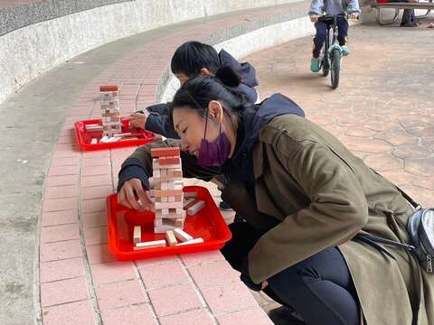 透過疊疊樂遊戲認識過去開採活動對土地的影響(圖片來源：臺北市政府工務局公園路燈工程管理處)