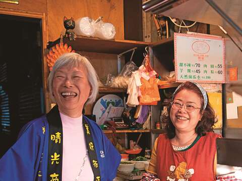 葉寶春推薦在地人從小到大經常光顧的老字號攤商「蔡家甜不辣」。