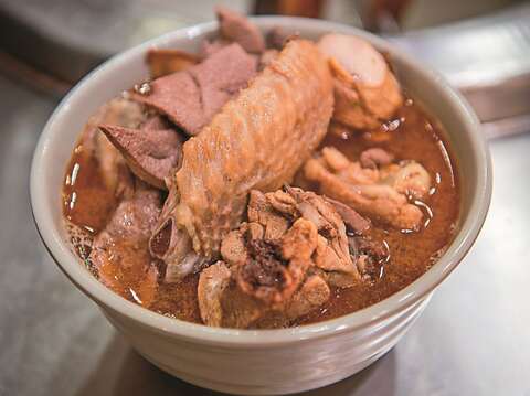 「阿圖麻油雞」用濃香麻油燉煮鮮美雞肉，料好實在。