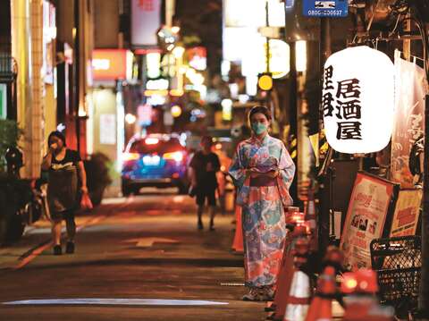 入夜後益發熱鬧的條通街巷，有著濃厚的日本風情。（攝影／蘇立坤 ）