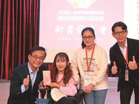 受認助學生代表林宜萱(左二)於《澤與潤責與任幫助孩子成功⸺企業的社會責任》新書發表會分享自身故事,將善意傳遞出去。(圖/財團法人台北市政府教育局認助清寒學生基金會)