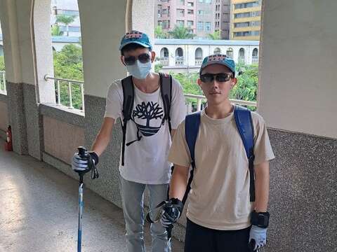 壯遊團隊「樂活詮亮小隊」在壯遊前設計老化體驗裝備，包含繪製設計圖、採買相關設備(圖片來源：臺北市青少年發展暨家庭教育中心)