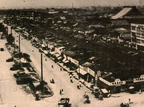 1950年代尚未興建中華商場前的中華路上棚屋違建（由高傳棋提供）
