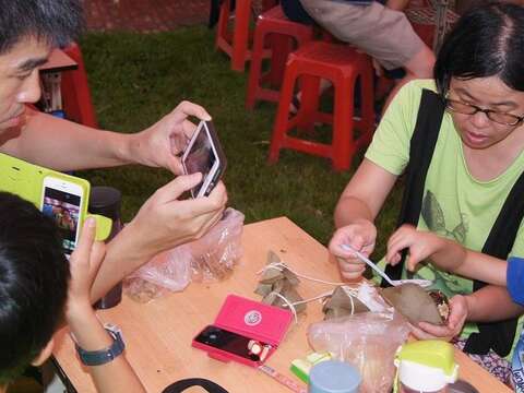 參與民眾南北粽DIY體驗_(2)
