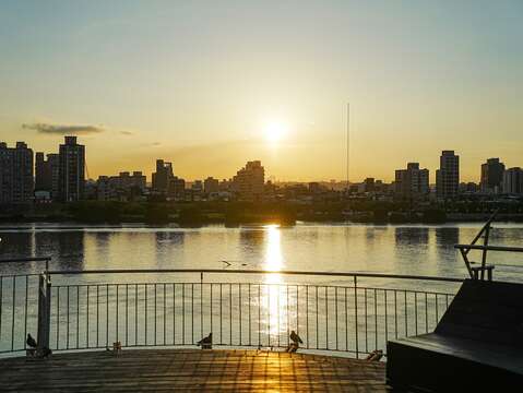佇立於大地重現陸橋上享受夕陽餘暉(圖片來源：臺北市政府工務局衛生下水道工程處)