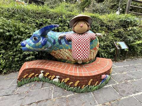 夏耘平台－水牛與稻草人呈現不同時節的農作場景(圖片來源：臺北市政府工務局大地工程處)
