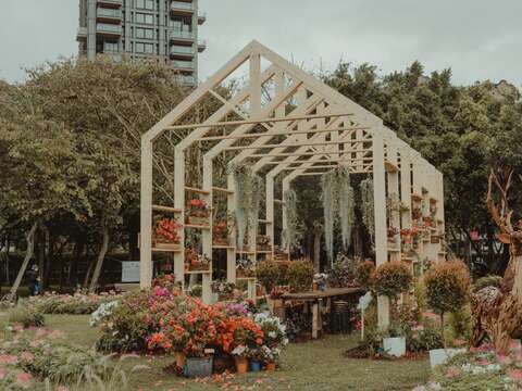鵑流不息展區：以日系洋派的建築結構「真束洋小屋」呈現主建物，並搭配多品系杜鵑展示，讓三月春日極度浪漫(圖片來源：臺北市政府工務局公園路燈工程管理處)