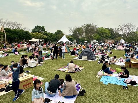 「2024台北花伴野餐」現場一早就湧入人潮。(圖片來源：臺北市政府觀光傳播局)