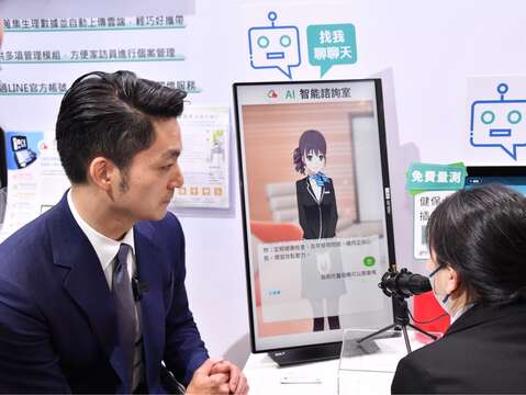 蔣萬安與AI智能諮詢室互動(圖片來源：臺北市政府秘書處媒體事務組)