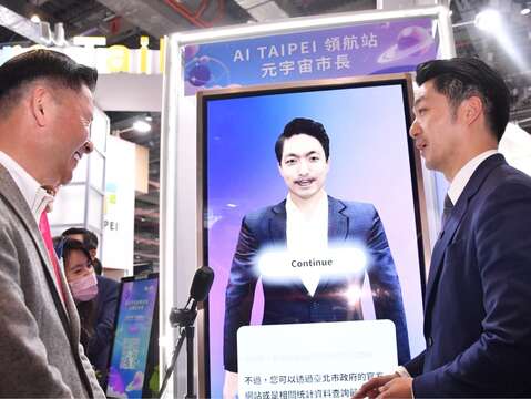 蔣萬安與他的分身願景領航員「元宇宙市長」相見歡，進行導覽互動(圖片來源：臺北市政府秘書處媒體事務組)