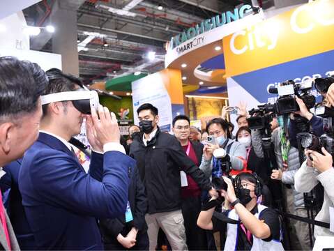 蔣萬安體驗虛擬實境裝置(圖片來源：臺北市政府秘書處媒體事務組)