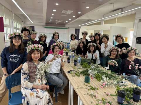 草盟及志工家長進行花圈製作(圖片來源：臺北市政府教育局)