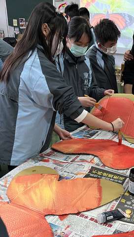 學生進行踩街服飾製作(圖片來源：臺北市政府教育局)