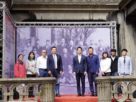 左起：文資委員劉淑音、顏若芳議員、永樂里里長代表、葉林傳副議長、蔣萬安市長、蔡詩萍局長、文化部文 資局林尚瑛副局長、徐裕健建築師、營造廠商負責人陳元昱。(圖片來源：臺北市政府文化局)