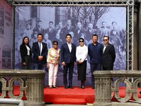 與陳家後代合影。(圖片來源：臺北市政府文化局)