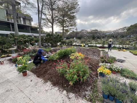 「園藝植物佈展區」，由負責育種家花園養護的楊秉澈技工，以英式庭園為構思一手打造而成的展區。(圖片來源：臺北市政府工務局公園路燈工程管理處)