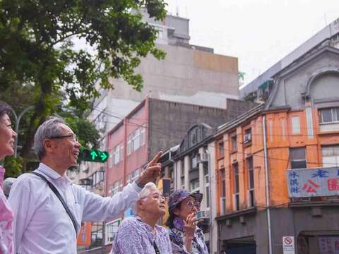 舊建成國小畢業的爺爺奶奶走訪台北街道，回憶童年的美麗時光