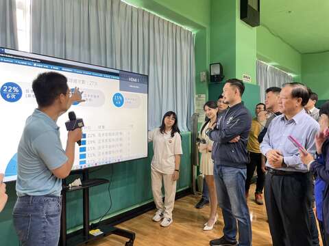 球場導入影像串流系統記錄球員動作，最後再透過科學及數據化分析，完整呈現球員各項動作、反應、揮拍等肢體運動表現(圖片來源：臺北市政府體育局)