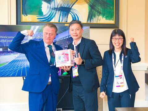 雙北世壯運執行委員會辦公室主任張勝傑與教育部體育署國際組許秀玲組長率團赴英國伯明罕參加「國際賽會活動主辦單位協會年會」，並致贈吉祥物及宣傳品予IAEH會長 Mr. Perttu Pesä。(圖片來源：臺北市政府體育局)