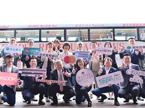 副市長林奕華、觀傳局長王秋冬及合作業者合影。(圖片來源：臺北市政府觀光傳播局)