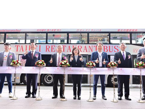 臺北市全新銀色雙層餐車正式啟用。(圖片來源：臺北市政府觀光傳播局)