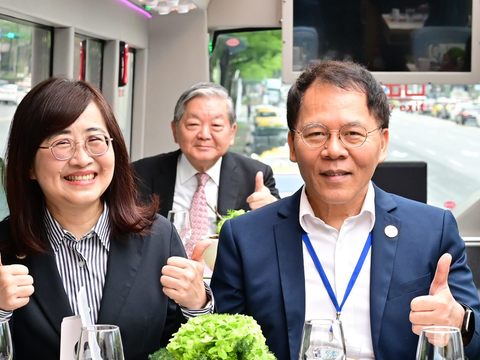 副市長林奕華及觀傳局長王秋冬於餐車上巡禮。(圖片來源：臺北市政府觀光傳播局)