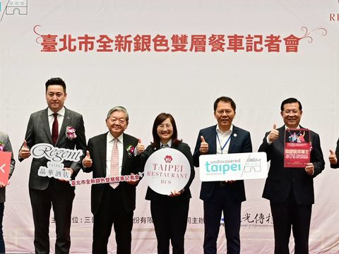 臺北市全新銀色雙層餐車記者會貴賓合照。(圖片來源：臺北市政府觀光傳播局)