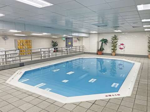 北投會館游泳池區擁有主池(長25公尺、寬13.5公尺，水深介於1.2至1.6公尺)、兒童池(8.5公尺、寬5公尺，水深約0.5公尺)溫水泳池各1座。(圖片來源：臺北大眾捷運股份有限公司)