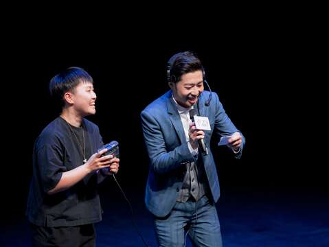主持人竺定誼call cue啟動「臺北戲劇獎」宣告記者會(圖片來源：臺北市政府文化局)