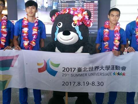 世大運熊讚_感動落淚機場接風金牌選手，沈郁森（左起）、劉兆軒、葉守博、楊俊瀚