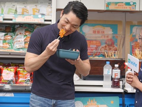 市長蔣萬安參觀「FamiMobi智慧零售車」並試吃「南洋酸辣燙」料理「馬尚煮」。(圖片來源：臺北市政府觀光傳播局)