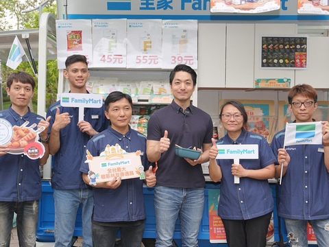 市長蔣萬安參觀「FamiMobi智慧零售車」。(圖片來源：臺北市政府觀光傳播局)