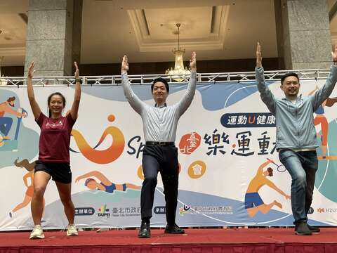 臺北市蔣萬安市長（中）、臺北市政府體育局王泓翔局長（右）與知名運動網紅「一輪」（左）合照(圖片來源：臺北市政府體育局)