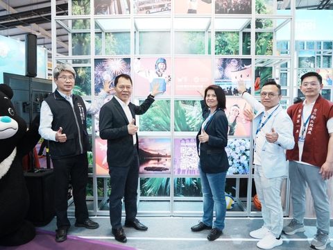 （左起）臺北城市吉祥物熊讚、臺中市政府觀光旅遊局副局長陳育正、臺北市政府觀光傳播局局長王秋冬、中華民國觀光旅館商業同業公會秘書長卓倩慧、臺北市旅館商業同業公會理事長趙一任等貴賓啟動臺北館開幕儀式。(圖片來源：臺北市政府觀光傳播局)