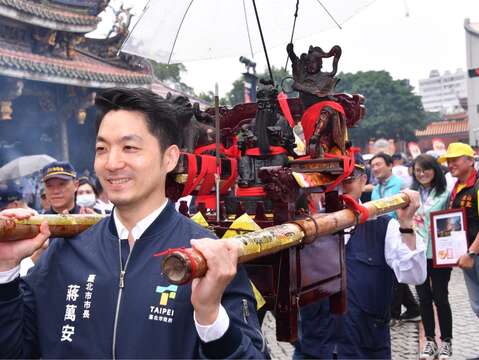 扶轎前，蔣萬安在廖武治董事長的陪同下，誠心誠意向保生大帝合十禮拜，祈求保生大帝護佑臺灣風調雨順、國泰民安，隨後展開遶境活動(圖片來源：臺北市政府秘書處媒體事務組)