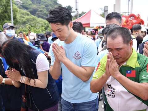 超過250年歷史的文山區宗教盛事-迎尪公巡田園，21日上午8時在上千名信眾的簇擁下，從木柵忠順廟出發，臺北市長蔣萬安和多位市議員在貓空茶推廣中心迎接尪公神轎到臨(圖片來源：臺北市政府秘書處媒體事務組)