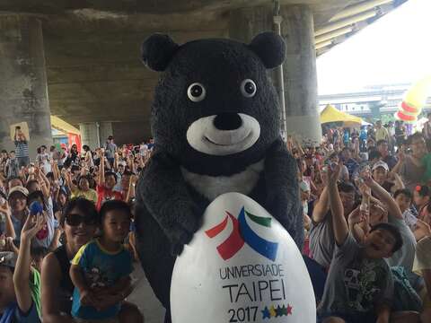 2017臺北世大運熊讚與現場大小朋友一同在端午佳節立蛋