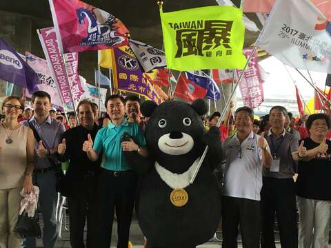 副市長陳景峻及體育局洪局長、熊讚帶頭揮旗擊鼓，全場鼓聲雷動展開一連三天的端午慶典