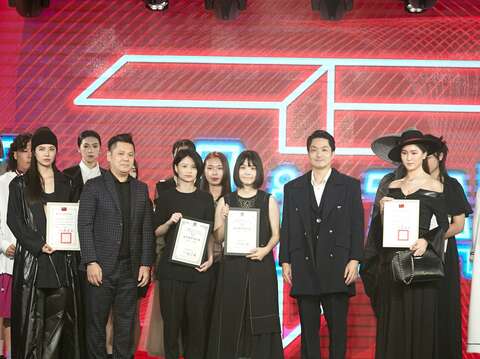 112年台北好時尚設計師和佳紡國際攜手創作選出2位特別獎得主(圖片來源：臺北市商業處)